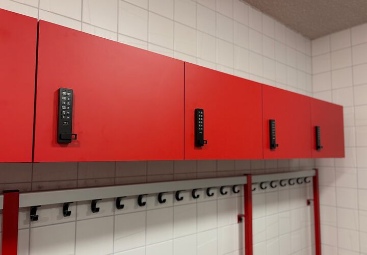 Persoonlijke kleedkamerlockers voor spelers van AZ Alkmaar