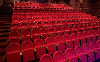 Theaterstoelen voor Bommelwereld in Groenlo