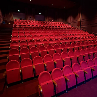 Theaterstoelen voor Bommelwereld in Groenlo