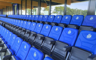 Luxe tribunestoelen voor de Business Club Urk