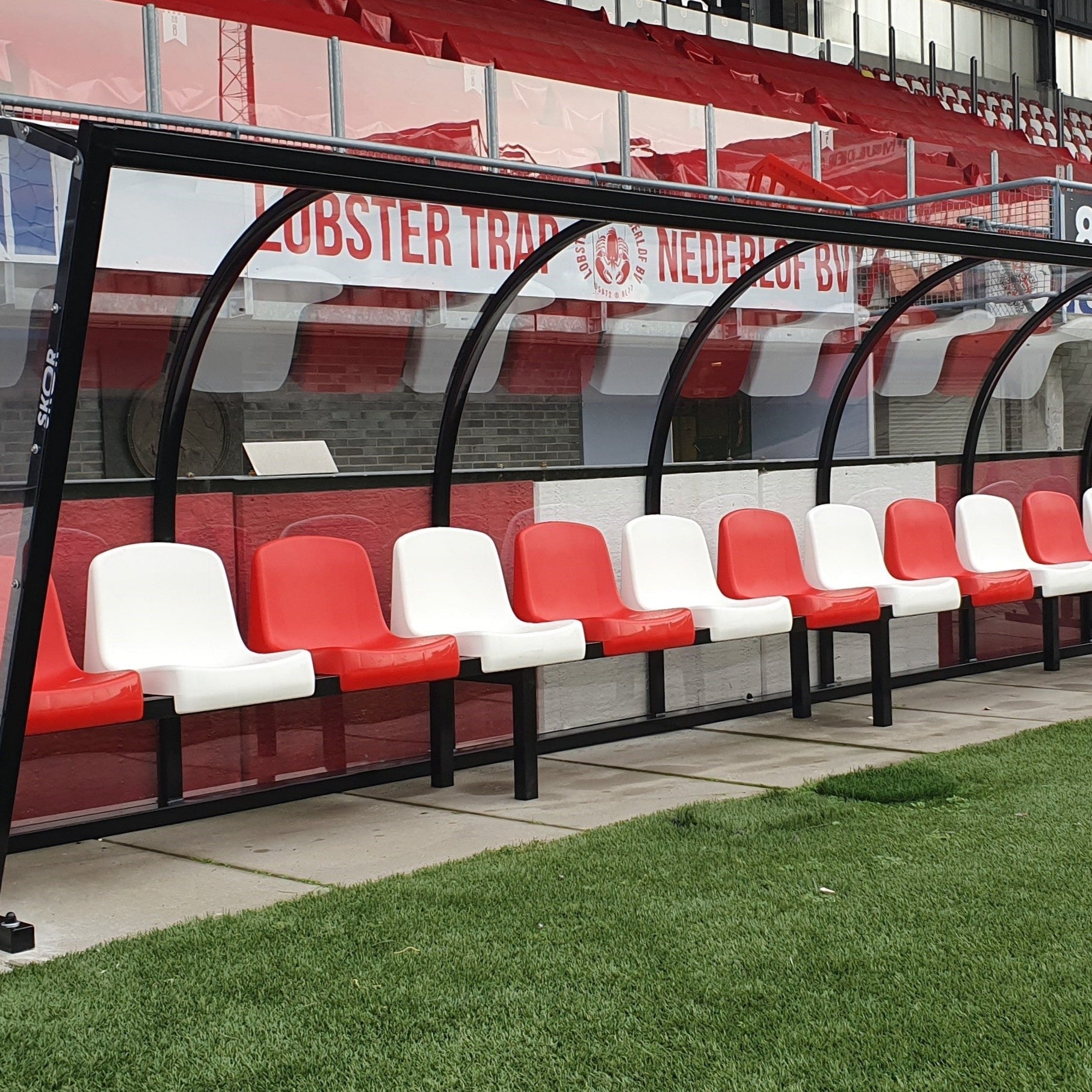 Zeven meter dugout bij Sparta Rotterdam met kuipstoelen in clubkleuren
