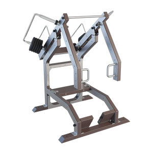 Outdoor seated row station van SKOR met sporter die zittend aan de handgrepen trekt en de voeten op de steunen plaatst.