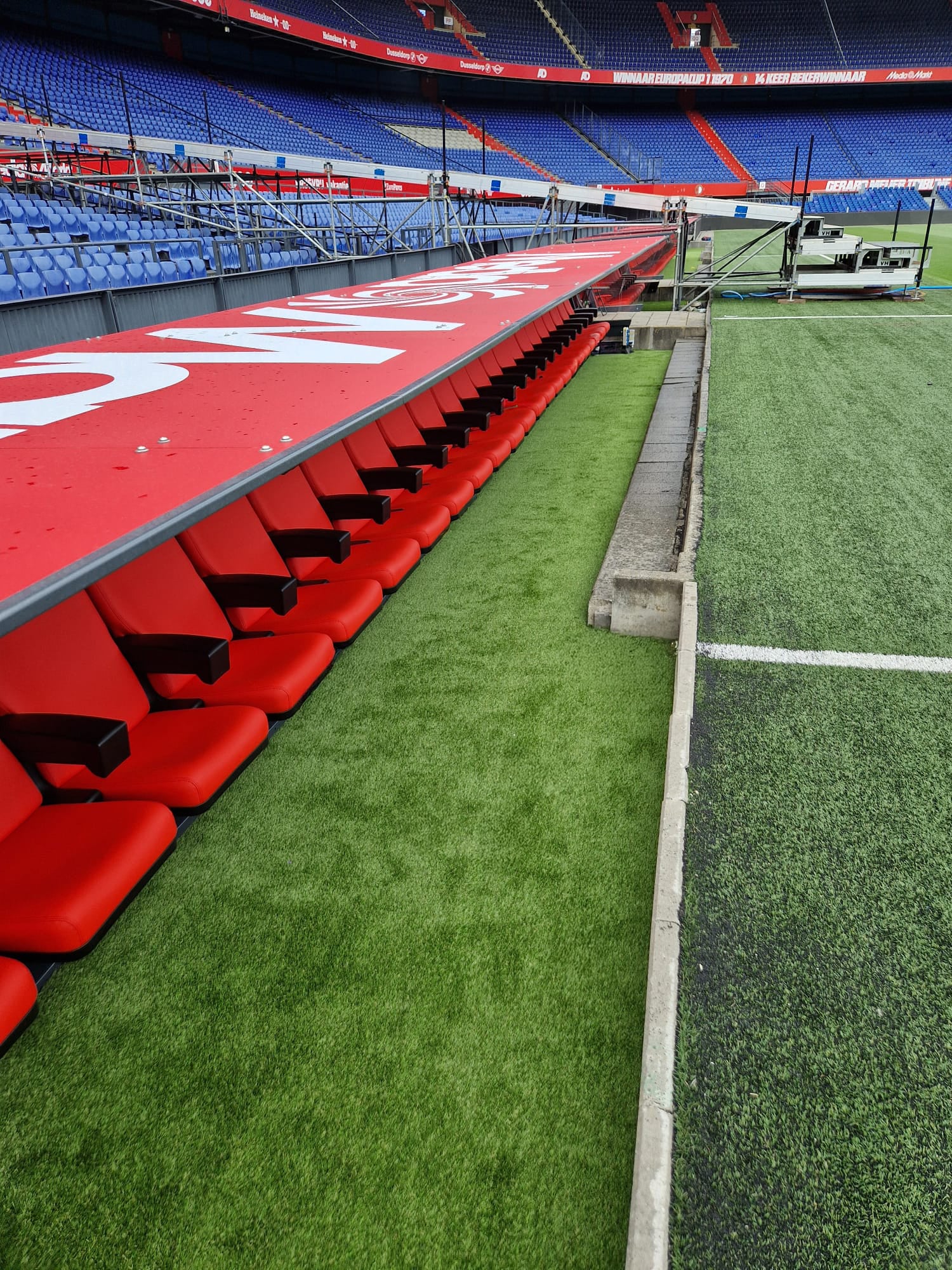 Maatwerk stadiondugout voor 36 personen