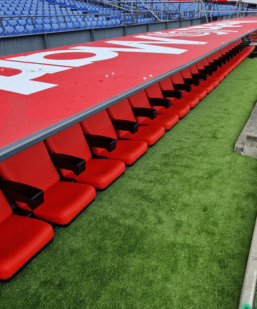 Stadiondugout met sponsoruitingen