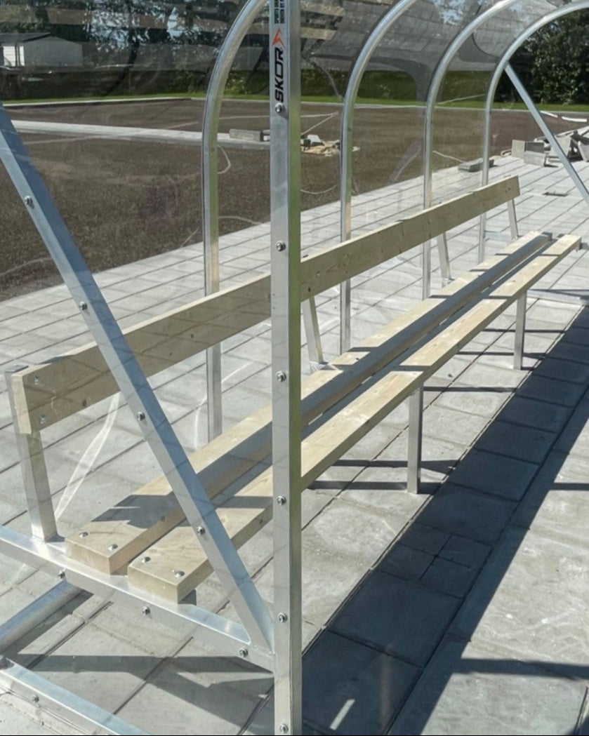 Basic dugout 4 meter met banken van vurenhout