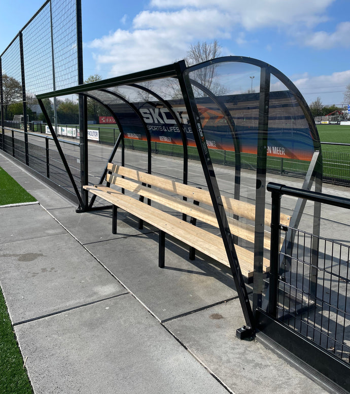 Voetbal dugout bij voetbalvereniging ON Almelo met SKOR-bestickering