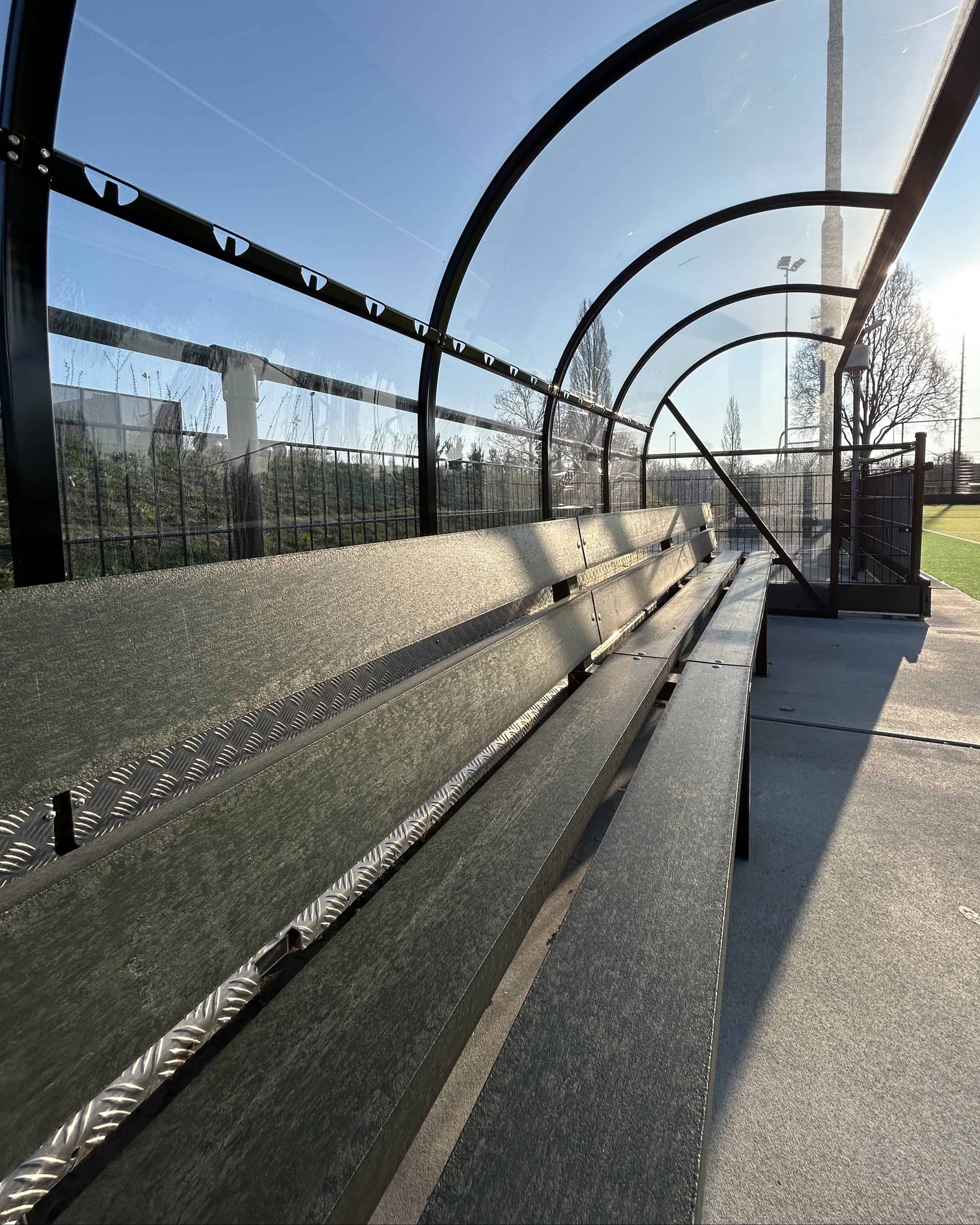 Kunstgrasbank als zitoptie in Type2 dugout