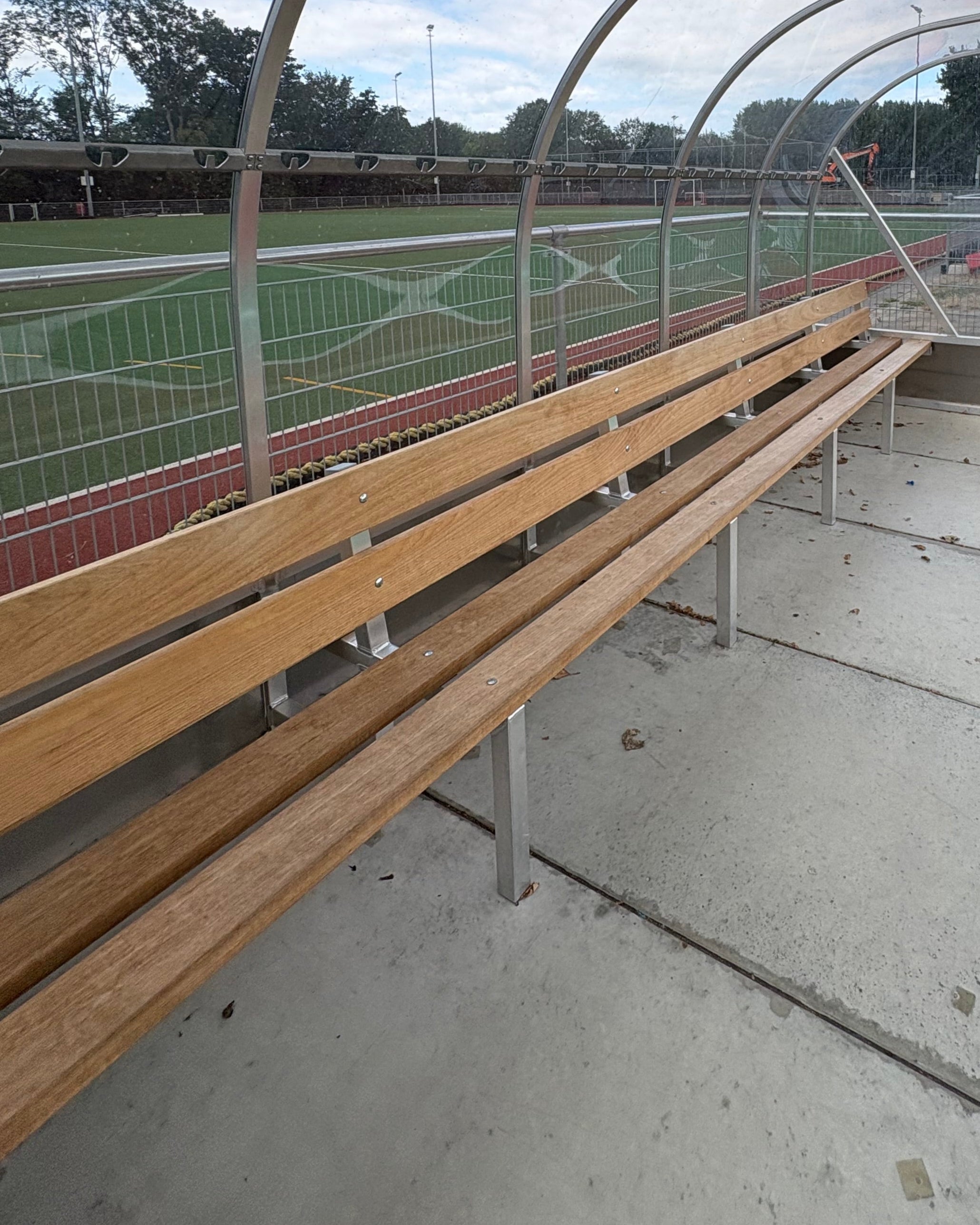 Dugout special met meranti banken en jashaken
